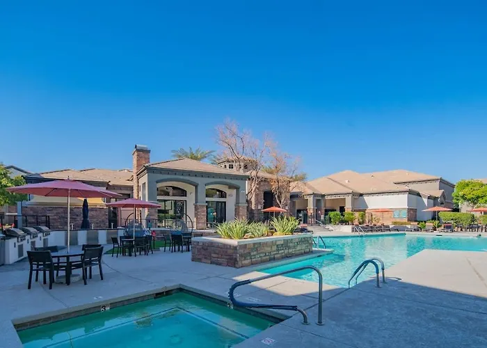 Relaxed 2bd King Bed Pool, Hot Tub, Gym, Parking *