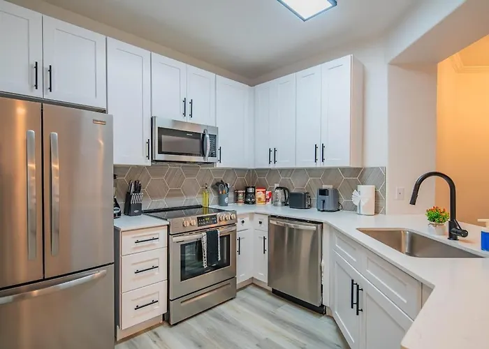 Apartment Relaxed 2bd King Bed Pool, Hot Tub, Gym, Parking