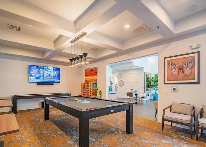 Relaxed 2bd King Bed Pool, Hot Tub, Gym, Parking Apartment *