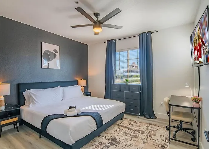 Apartment Relaxed 2bd King Bed Pool, Hot Tub, Gym, Parking *