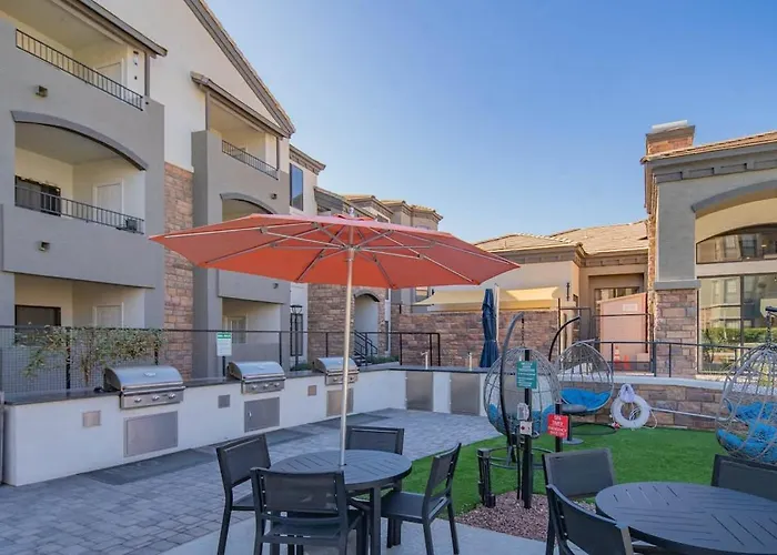 Relaxed 2bd King Bed Pool, Hot Tub, Gym, Parking Glendale