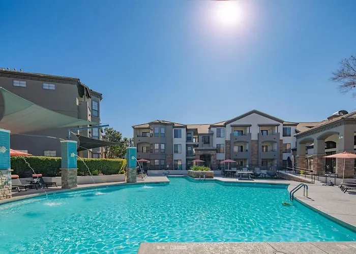 Relaxed 2bd King Bed Pool, Hot Tub, Gym, Parking * Glendale