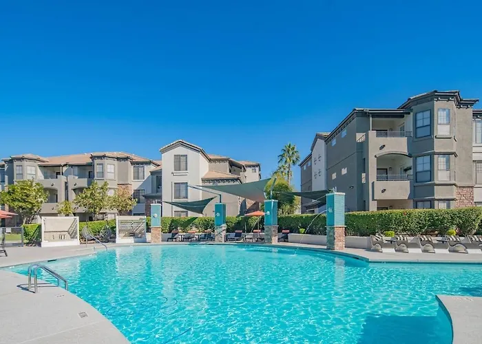 Relaxed 2bd King Bed Pool, Hot Tub, Gym, Parking Apartment