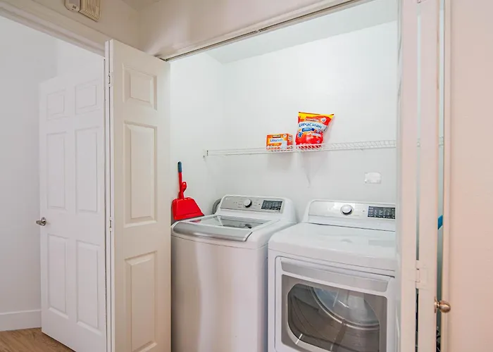 Relaxed 2bd King Bed Pool, Hot Tub, Gym, Parking *
