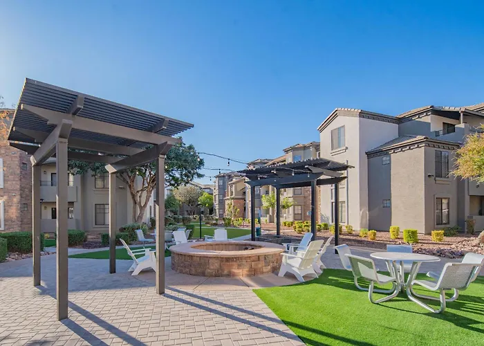 Relaxed 2bd King Bed Pool, Hot Tub, Gym, Parking Apartment Glendale