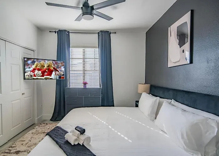 Relaxed 2bd King Bed Pool, Hot Tub, Gym, Parking Apartment