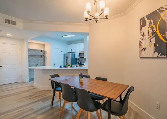 Relaxed 2bd King Bed Pool, Hot Tub, Gym, Parking *