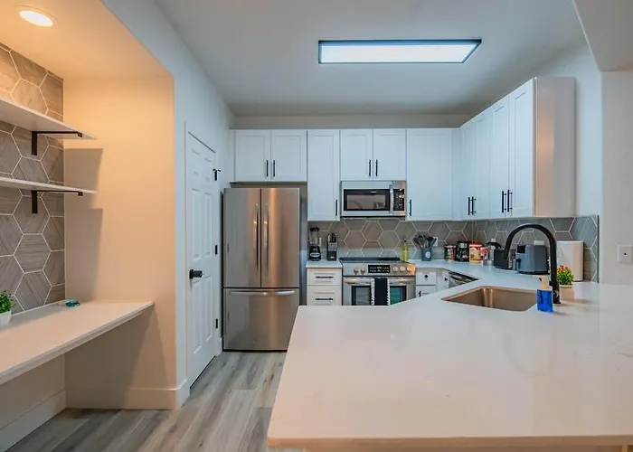 Relaxed 2bd King Bed Pool, Hot Tub, Gym, Parking * Glendale