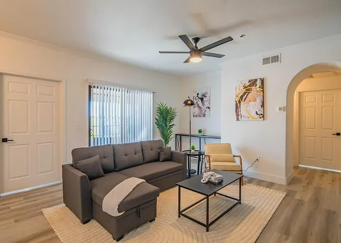 Relaxed 2bd King Bed Pool, Hot Tub, Gym, Parking