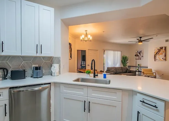 Relaxed 2bd King Bed Pool, Hot Tub, Gym, Parking *