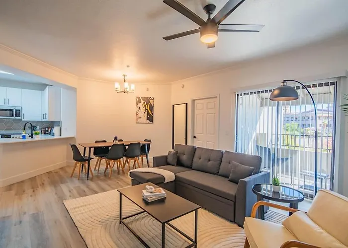 Relaxed 2bd King Bed Pool, Hot Tub, Gym, Parking Apartment