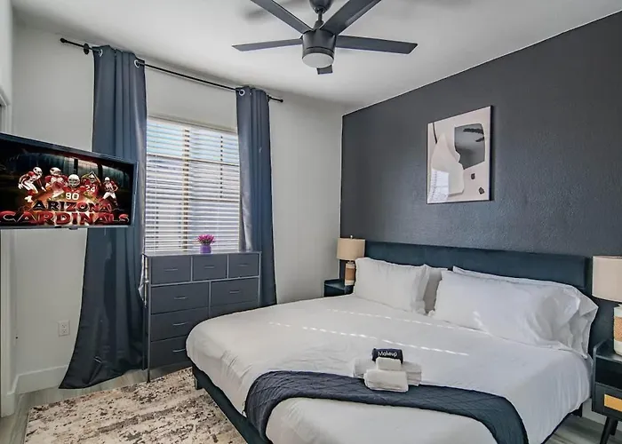 Relaxed 2bd King Bed Pool, Hot Tub, Gym, Parking Apartment *