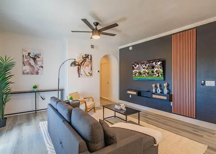 Apartment Relaxed 2bd King Bed Pool, Hot Tub, Gym, Parking Glendale