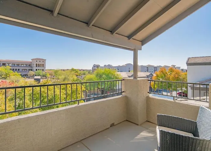 Relaxed 2bd King Bed Pool, Hot Tub, Gym, Parking