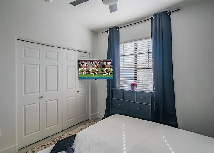Relaxed 2bd King Bed Pool, Hot Tub, Gym, Parking Apartment