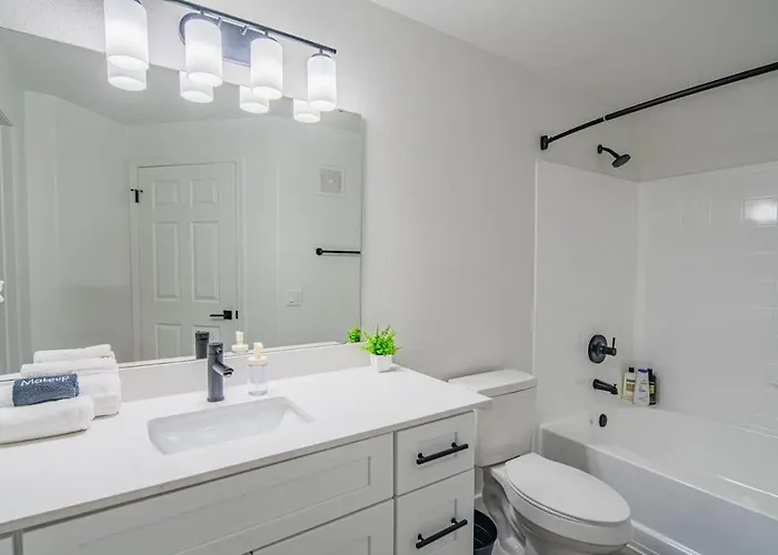Relaxed 2bd King Bed Pool, Hot Tub, Gym, Parking Apartment *