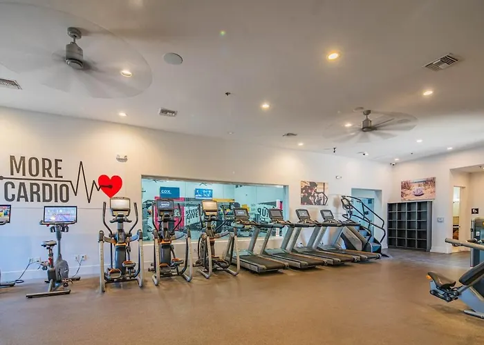 Apartment Relaxed 2bd King Bed Pool, Hot Tub, Gym, Parking *