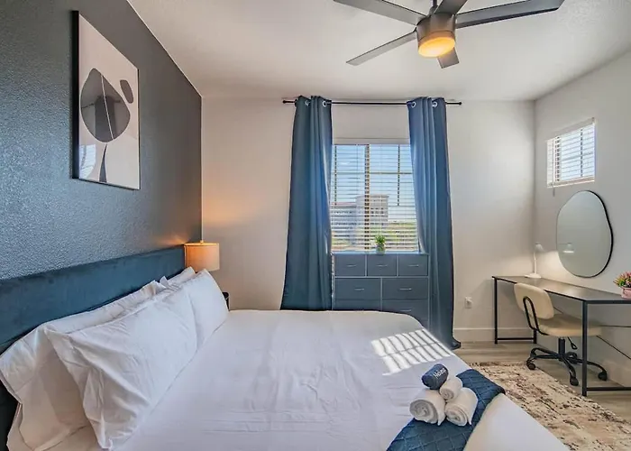 Relaxed 2bd King Bed Pool, Hot Tub, Gym, Parking *