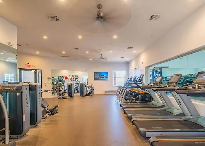 Relaxed 2bd King Bed Pool, Hot Tub, Gym, Parking Glendale