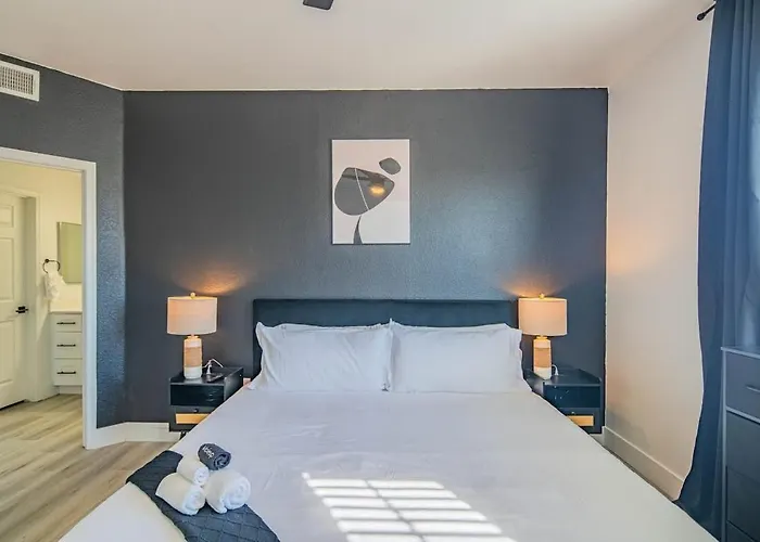 Relaxed 2bd King Bed Pool, Hot Tub, Gym, Parking * Glendale