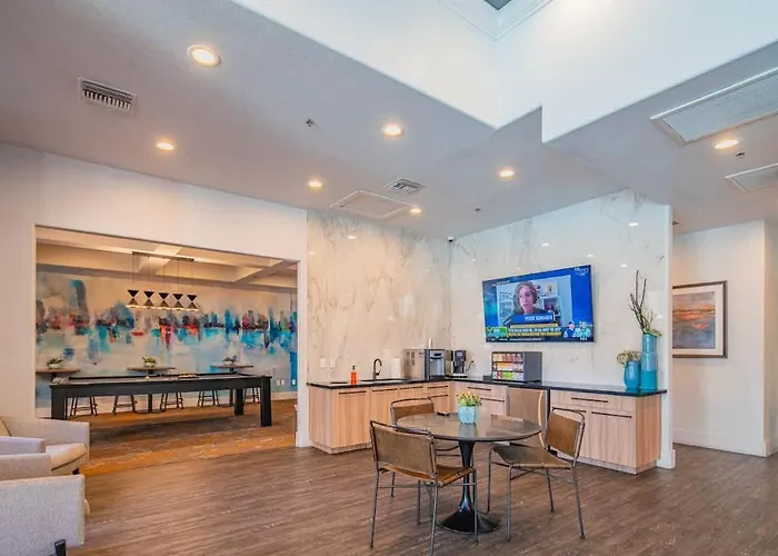 Relaxed 2bd King Bed Pool, Hot Tub, Gym, Parking Apartment